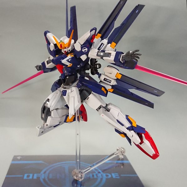 大会仕様番外編デス※妄想回、没画像集ーネタ回、場合によっては怒られるヤツ、楽しんでもらえれば(サムネのみ、マーク2アイキャッチを※AI加工していますご容赦ください、また一部不快な表現があるかもしれません)シスクードの制作期間は3か月あったが、最初の投稿は当然完成画像はできていないため、制作途中の投稿からのスタートだった（当たり前DA）。ここでご存じの方ならわかると思うが、制作記は完成品以外の投稿表示をONにしないと表示されない、つまり新規様には表示されないのである（汗）。ぐぬぬ…(zaku-kao10)まったく再生数は伸びず惨敗…閲覧25のイイネ4くらいだったと思う、これは致命的だ。シスクードを広く認知してもらい商品化を目指す活動なのに、そもそも表示がされない。どうしようと考えた結果、あるアイディアを閃いた！それは、別の完成作品の投稿(紅武者)を行い、その下の自分がオススメする作品欄に制作途中の投稿(シスクード)を表示させるという方法だった。（つぶやきも試してみたが、選択できるのに表示の反映がされない、多分バグ）紅武者の表示数が伸びるたび、シスクードの制作記プロジェクト・セイレーネもどんどん伸び、無事に認知されアクシズばりに軌道にのった。フフフ…計画通り(zaku-kao7)そうして完成作品の投稿シスクードはアナザーコンという、手元の本‘‘Another Responce‘‘ と同じタイトルという最高のタイミングを迎える。…しかしここでも問題が起きた。調子にのって写真を撮り、投稿数上限を延長したにもかかわらず17枚に収まりきれなかった。撮りすぎた…そんなヤツ、多分自分だけだと思う。まだ、バトオペのキックカウンター風や、変形パターン、本命のビームカノン撃ってないよ！(自分でもビックリだ)しかも大会のルールに、本戦中の画像の差し替えはお問い合わせが必要、とあるじゃないか！ゲゲゲッ！(zaku-kao10)これはまずい、まずすぎる。しかし、ここでさっきのアイディアが生きてくる。…そうだ、制作中で別投稿してマイページのオススメに投稿DA！あくまでマイページ、マイページ内での表示だから、制作リンクさえ繋がなければ大会ルールに接触しないはず。我ながらこすい、せこすぎると思い、夜しか眠れないほど一晩悩んだ。ギギギ…痛む私の心に、魔女が囁いた…ヤッチャイナヨ…やっちゃいなよ、そんな偽物なんか！ちゃんちゃん♪（シスクードはガンダム…？）（4枚目）