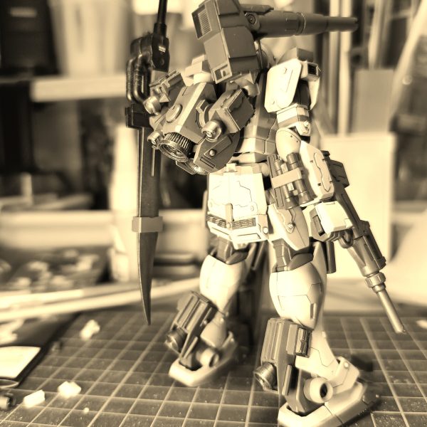 閃光のハサウェイを見てきました。νガンダムの特需の予感ｗ。まだ内容に触れるのはやめておきます😅。本題です。ジャンクを漁っていたらガンキャノンのパーツを見つけ、そう言えばキャノンを付けたことなかったなと言うことで追加しました。砲身を18mm延長し、少しオリジンっぽく（2枚目）アレンジ。マシンガンも10mm延長です。この装備だとナガモノが無くなるので、ヒートソードは連結式に墨入れまで終わりましたが、明後日から5日間、来週は7日間の出張となり、当分仕上がりそうにありません😭😭😭。（2枚目）