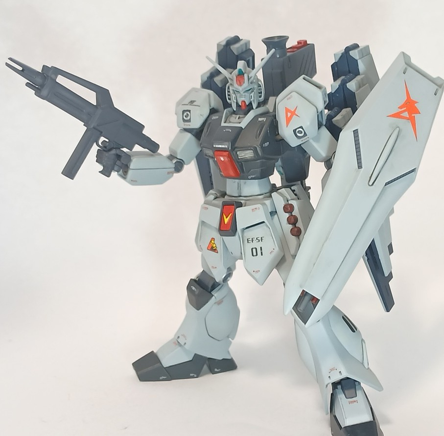 本体はほぼジェガンですが、頭部とシールド、フロント・リアアーマーはνガンダムのものを使っています。機体色はプロトタイプガンダムやνガンダムファーストロットを参考にして塗装しました。