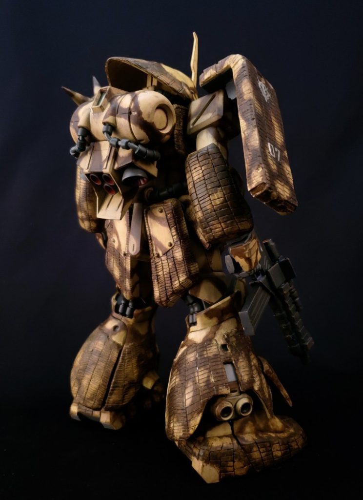 右肩はザクのシールドを移植しています。迷彩塗装も作例を参考にしていますが、FSSと言う作品に登場するブーレイも意識しています。