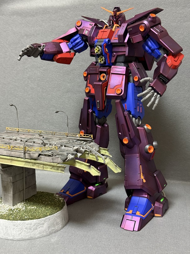 最初サイコガンダムMk-Ⅱだけで写真撮ったら、せっかくの巨大さが伝わらない(>_<)急遽1/144ジオラマディスプレイ製作しました、noneチャンネル見てたら「これだ~」と真似てみました、クオリティ到底およびません(#^^#)