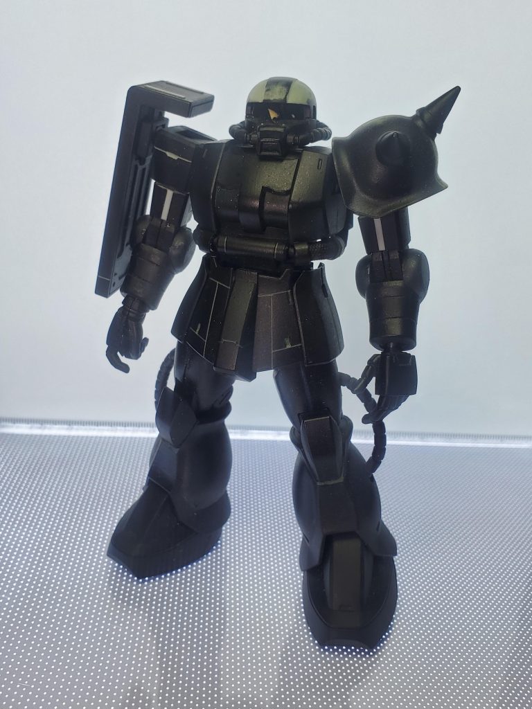 黒サフを吹いてから頭部のディテール追加やスジボリ追加などを行い全体のイメージをまとめています。