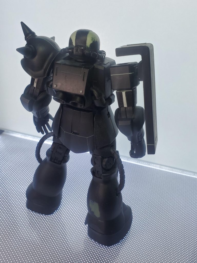 背面です。ランドセルも少し加工しています。足元の方はキットのままです。と言っても動力パイプの穴を開けているので無加工ではないですが。膝裏にある程度のディテールが入っているので特に追加はしませんでした。