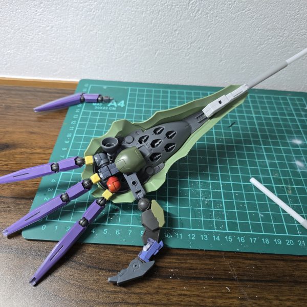 こんにちは！クリーム宗田と申します。年明けからコツコツ制作しているクシャトリヤのミキシングの塗装を始めました！もうすぐ完成できるかなーと…最後までどんな塗装をするか悩んでいたのですが、基本はキャンディ塗装のグラデにして、腕にしているバインダー部分だけ大理石調にしたいなと思っています。配色もすですが、相談できる人が近くにいないのが本当につらい…だからコメントをもらえると本当うれしいんですよね…完成したらGUNSTAさんに改めて投稿しますので是非見てください！（2枚目）