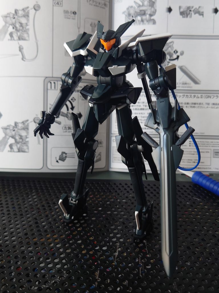 パチ組状態。(既に右肩の白いパーツが割れてます。)