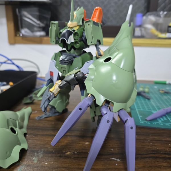 こんにちは！クリーム宗田と申します。年明けからコツコツ制作しているクシャトリヤのミキシングの塗装を始めました！もうすぐ完成できるかなーと…最後までどんな塗装をするか悩んでいたのですが、基本はキャンディ塗装のグラデにして、腕にしているバインダー部分だけ大理石調にしたいなと思っています。配色もすですが、相談できる人が近くにいないのが本当につらい…だからコメントをもらえると本当うれしいんですよね…完成したらGUNSTAさんに改めて投稿しますので是非見てください！（3枚目）