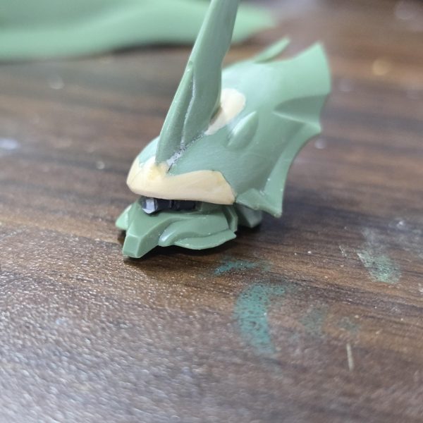 こんにちは！クリーム宗田と申します。年明けからコツコツ制作しているクシャトリヤのミキシングの塗装を始めました！もうすぐ完成できるかなーと…最後までどんな塗装をするか悩んでいたのですが、基本はキャンディ塗装のグラデにして、腕にしているバインダー部分だけ大理石調にしたいなと思っています。配色もすですが、相談できる人が近くにいないのが本当につらい…だからコメントをもらえると本当うれしいんですよね…完成したらGUNSTAさんに改めて投稿しますので是非見てください！（4枚目）