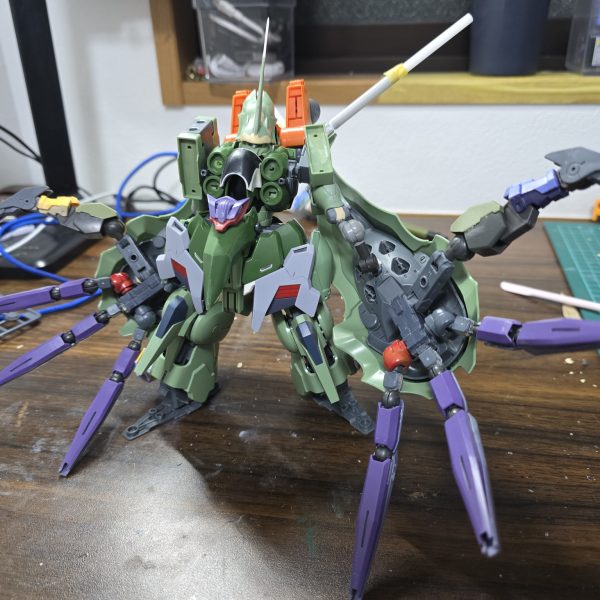 こんにちは！クリーム宗田と申します。年明けからコツコツ制作しているクシャトリヤのミキシングの塗装を始めました！もうすぐ完成できるかなーと…最後までどんな塗装をするか悩んでいたのですが、基本はキャンディ塗装のグラデにして、腕にしているバインダー部分だけ大理石調にしたいなと思っています。配色もすですが、相談できる人が近くにいないのが本当につらい…だからコメントをもらえると本当うれしいんですよね…完成したらGUNSTAさんに改めて投稿しますので是非見てください！（6枚目）