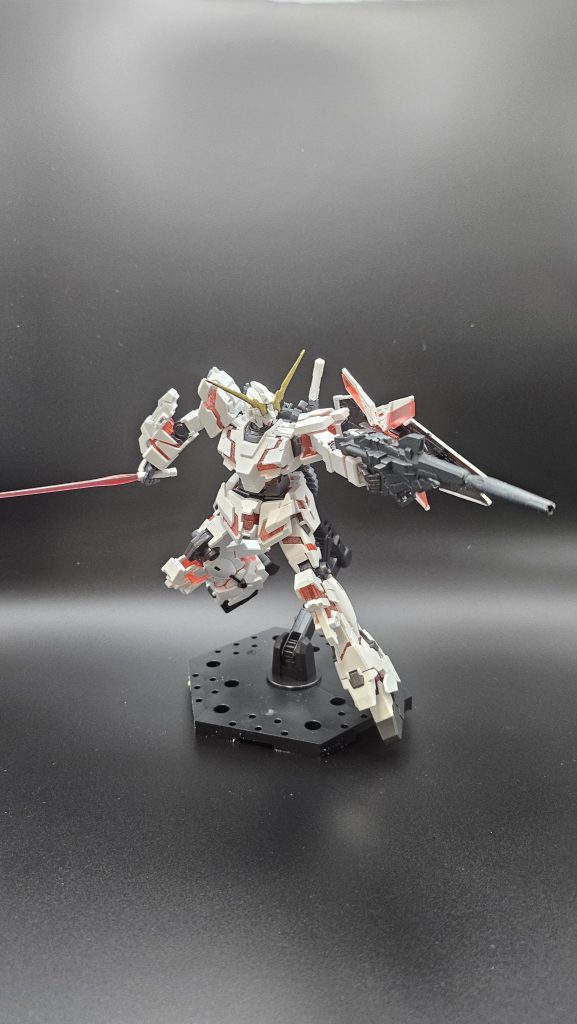 ビームサーベルがついていなかったので他のモデルのものを使用。