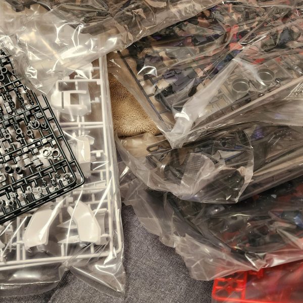 中古買取店にて箱キズありで安くなってたのでデンドロビウムより先にデカイキット買いました😂箱を開けてまぁびっくり箱の中から箱が2つあってもう笑うしかなかったです🤣そこから取説の順番通りから進めていきランナー捜索から始まり見やすいように付箋を付けようやくできあったのが足だけでした...PGの制作終了時は一体いつになるやら...（3枚目）