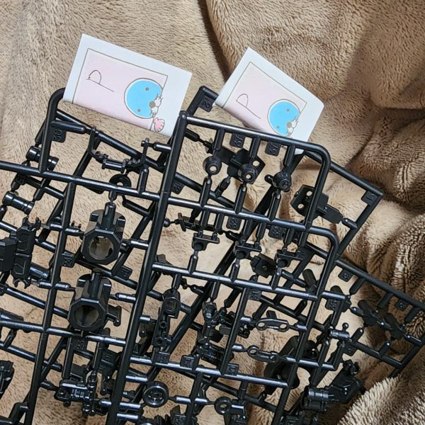 中古買取店にて箱キズありで安くなってたのでデンドロビウムより先にデカイキット買いました😂箱を開けてまぁびっくり箱の中から箱が2つあってもう笑うしかなかったです🤣そこから取説の順番通りから進めていきランナー捜索から始まり見やすいように付箋を付けようやくできあったのが足だけでした...PGの制作終了時は一体いつになるやら...（4枚目）