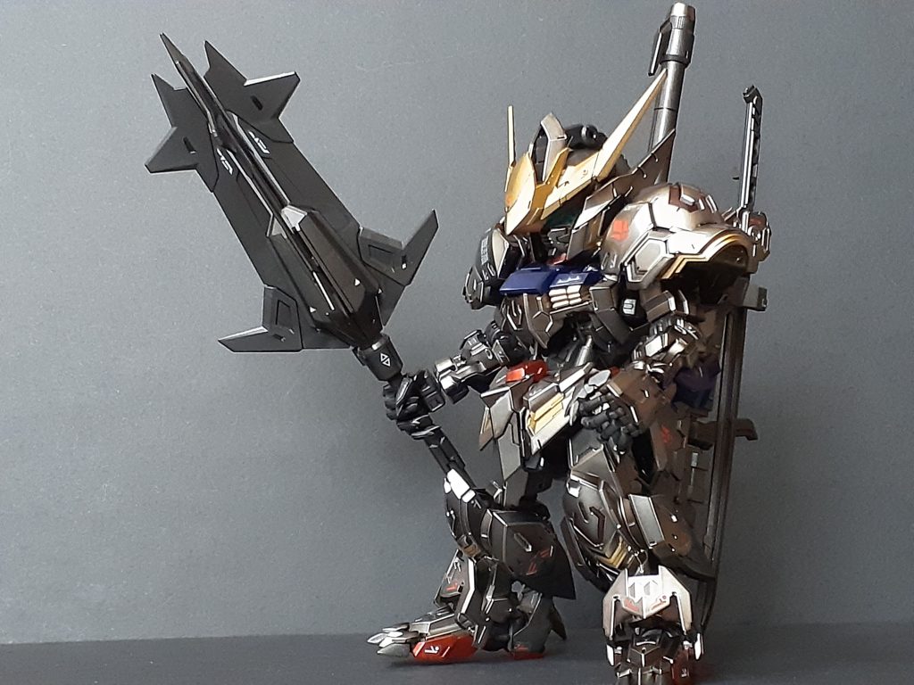 本来白成型色のパーツが鉄っぽい質感のメッキ処理されているだけではなく、赤、青、黄、瞳以外のクリアパーツも単色になっており、そのまま組むと全身鉄の塊のようなカラーリングになります。それをそれぞれ本来のカラーリングのメタリックカラーで塗装、光沢トップコートしました。