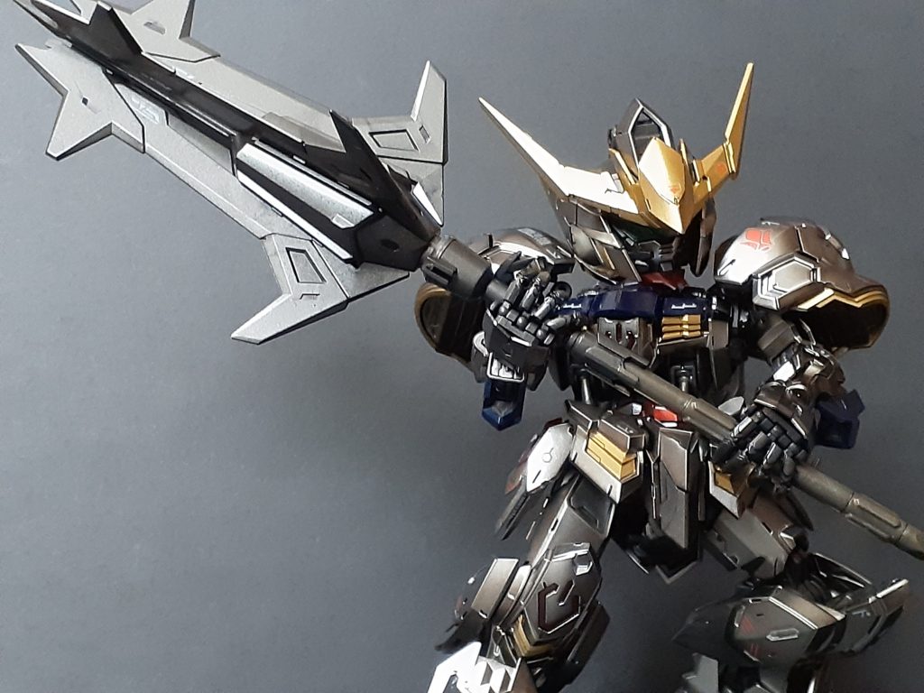 MGSDなのでこの体系でも可動範囲は広く、メイスの両手持ちも簡単