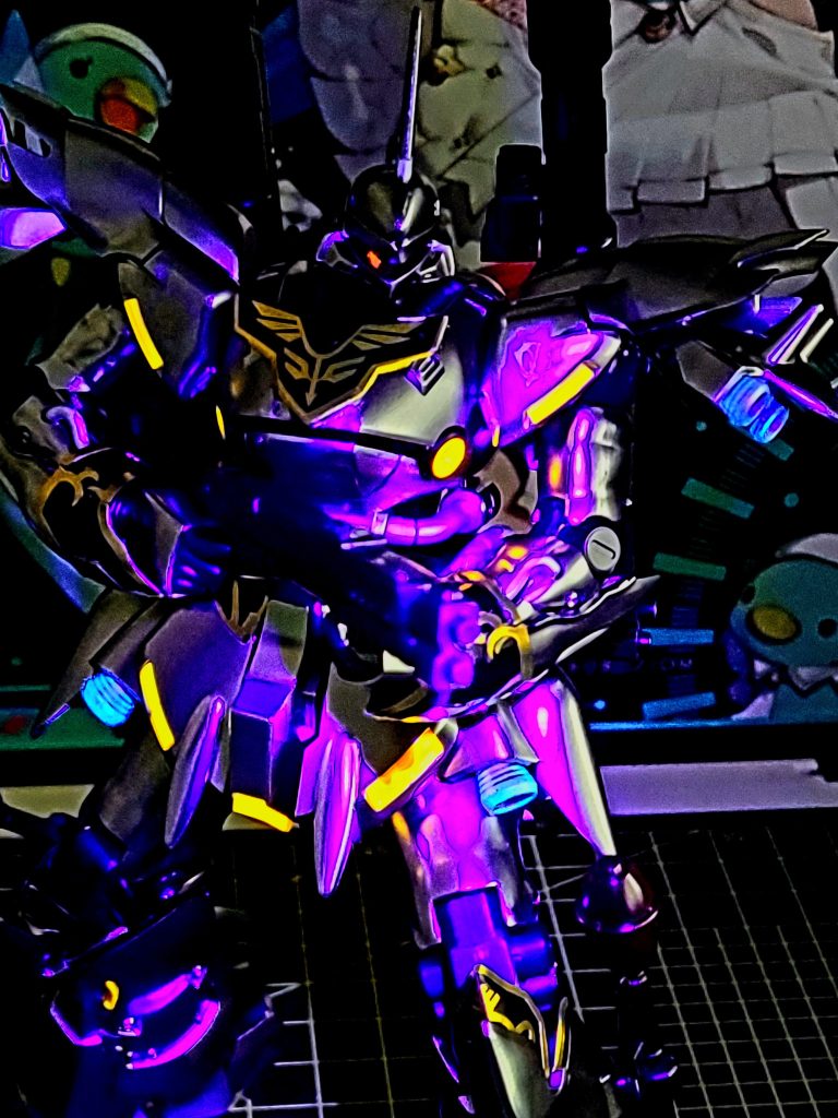 バーニアとダクトは蓄光塗料を使ったので電気を消すとネオンのように怪しく光る。これはゴジラの熱線放出をイメージした、放熱による空気プラズマ化を表現したくてやってみた。