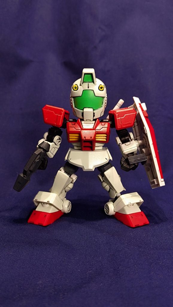 SDCS ガンダムとシルエットブースターのジムヘッドを組み合わせています。そのままではなく、先達の作品を参考に脚部の形状変更をしました。色変えの練習ということで、スプレー塗装＋ガンダムマーカーエアブラシで各部塗装してます。