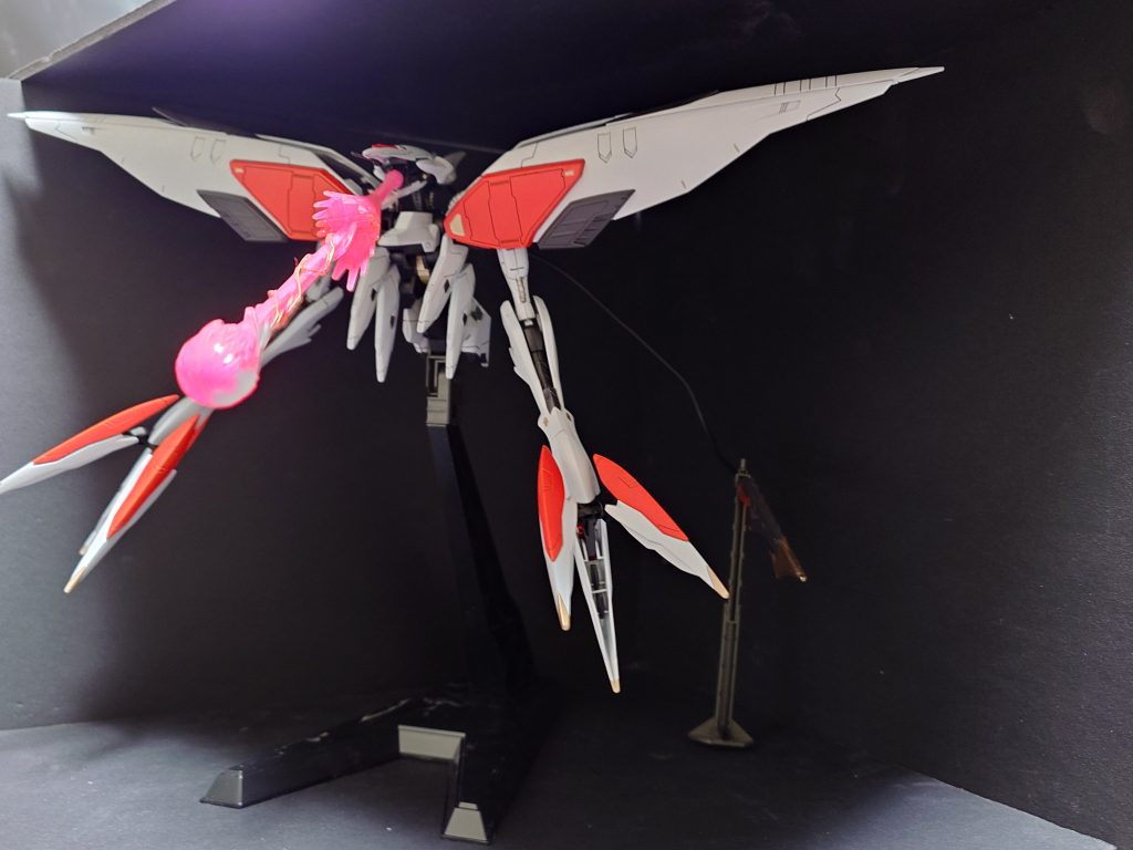 別の角度から。今回は一部部分にゴールドとシルバーで塗分けをして情報量を少しですが増やしてます。