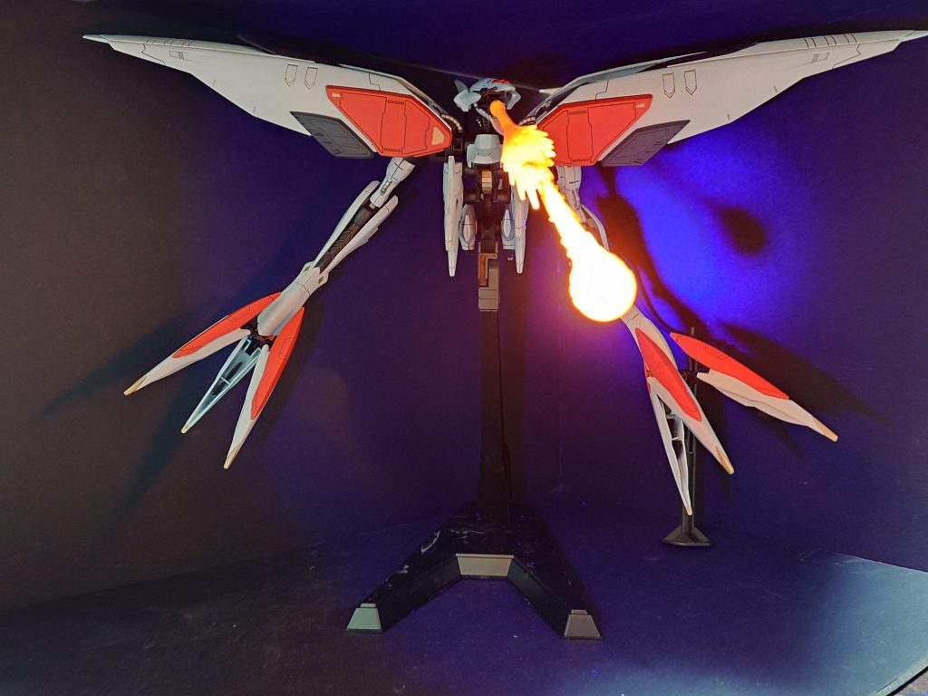 エフェクトは内側から蛍光塗料を吹き付けたので発光します。ですが蛍光ピンクなのにオレンジに光るのでどうにかならないかなと思ってます。 今回は大型のキットの製作を行いました。2025年最初の投稿で大型キットを作りたいて言ってたんですけどどれ作ろうかなとか考えてるうちに年越ししてしまいました。(笑)今年こそは複数個作りたいなと考えてます。ハシュマルを組んだ感想ですが大型のわりにパーツ数が少なかったので作業的には楽だったんですがいざ組んでみるとごまかしがききずらい構造なのでこれはこれで難しいなと感じました。プルーマは切り取りは終わっているので次回以降のキットを作る時にでもついでに製作しようと考えています。 ご覧いただき、ありがとうございました。