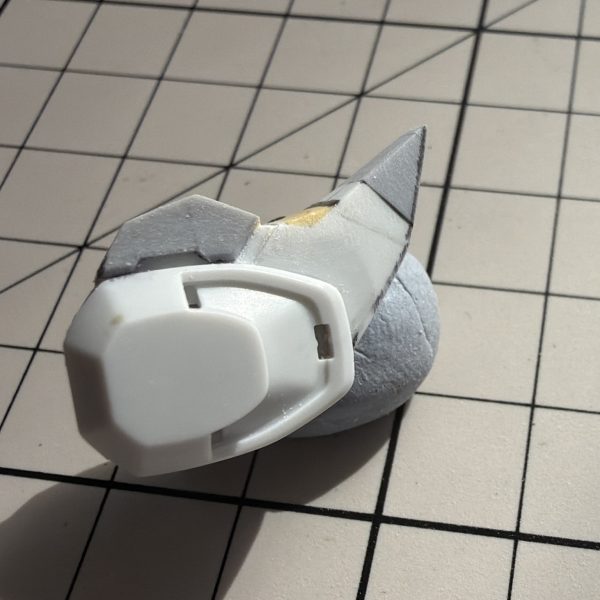 あれだけ大きな剣を振り回せるなら、筋肉もきっと範馬勇次郎クラスじゃないと無理ですよね。 だから今回は、より層のある装甲にして、全体的に“強くてパワフル”な印象が出るように改造してみようと思っています。&nbsp;肩のパーツ分割があまり良くなくて、無塗装で合わせ目消しをしたあとに無理やり引き抜くと、プラの強度に影響しそうでちょっと怖いんですよね。なので今回は一度カットして、磁石で固定する方法にしました。ガッチリというほどではないですが、ブカブカになるほど緩くもありません。（2枚目）