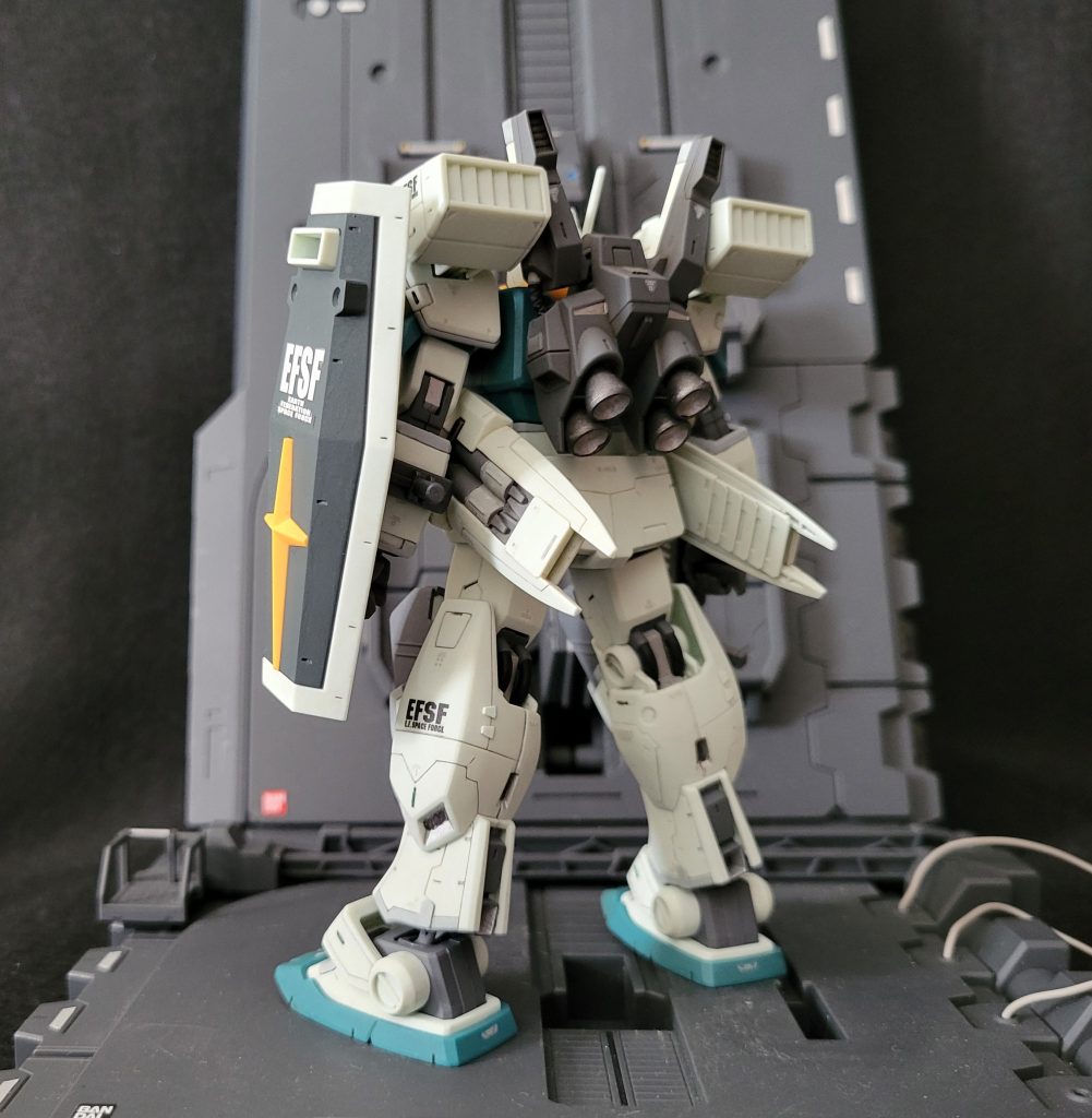 平面の多いのっぺりしたデザインなので、渾身のディテールアップを決行。0.15と0.5を使い分けてスジ彫り入れてみました。いかがですか?