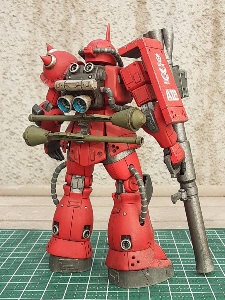 若き少佐のパイロットとしてのテクニックやセンスは神憑り物とは言え、腕で補う事にも限界があるだろうと想像し、機体の限界ギリギリまでチューニング(リミッター解除、各部穴開け加工等の徹底的軽量化、推進機能強化等)を施した機体と言うオレ設定です👍「当たらなければどうって事は無い」人なんで(苦笑)、シールドも少し短めにしてます😁