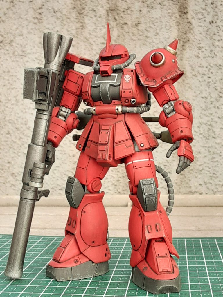 相変わらずの制作ペースなんで(苦笑)、過去作の投稿になりますが…😅以前投稿したヤツと同じくリバイブ前のザクⅡです。赤い人がまだ少佐の頃、一時左遷(苦笑)される頃位までの乗機な感じで制作しました！。