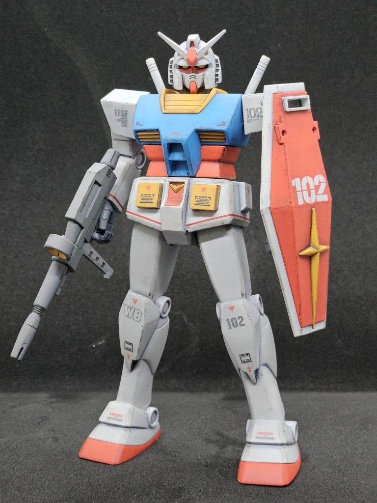 V字アンテナは角度がキツイ他キットを移植。なで肩解消のため、腕の取付け面をいったん切断し、角度を変えて再接着。肩上面はプラバンで整形。肩アーマーは、横に1ミリ大型化。腹の赤い部分は左右1ミリずつ幅詰めし、少しくびれがあるように。首はポリパーツを仕込んで前後左右に傾けが可能に。