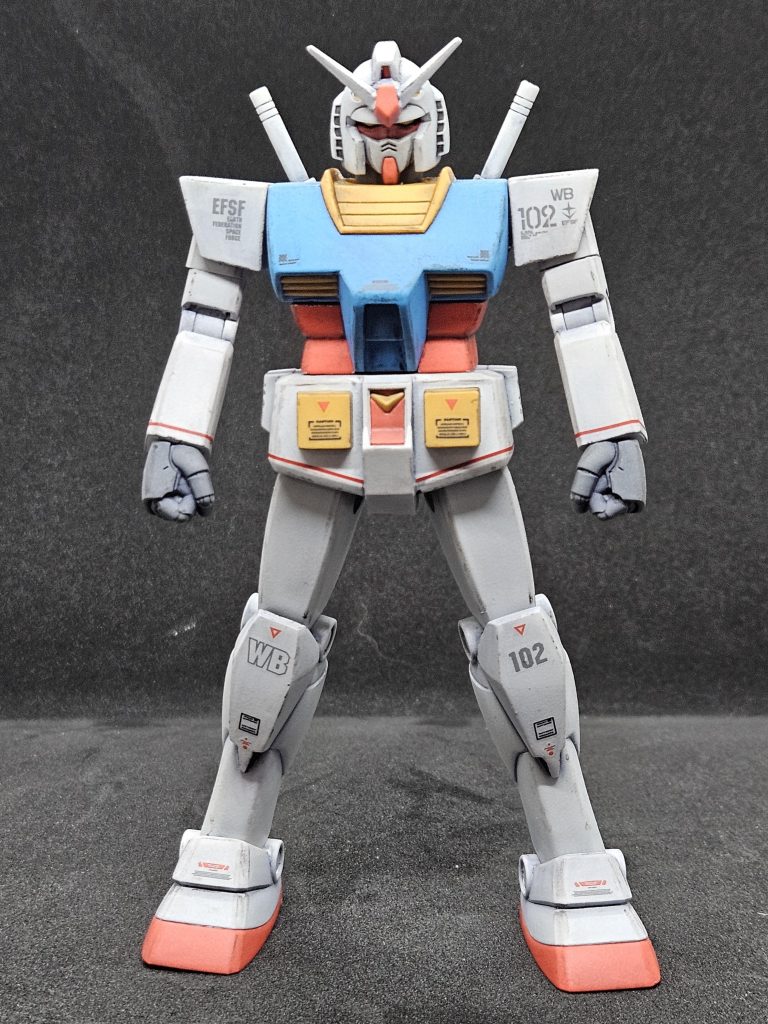 EGから関節を移植。上腕に回転軸、腰部はひねりが可能。股関節もEGのボール軸にするとともに、足の各関節で干渉する部分で削り込んでハの字に立てるように。前腕は手首に向かって広がっていたので、まっすぐにして、長さを1ミリ短く。腕付け根は軸を短くして、脇が締まるように。膝アーマーは形状変更。手首はロボマニの丸指Mサイズに交換。