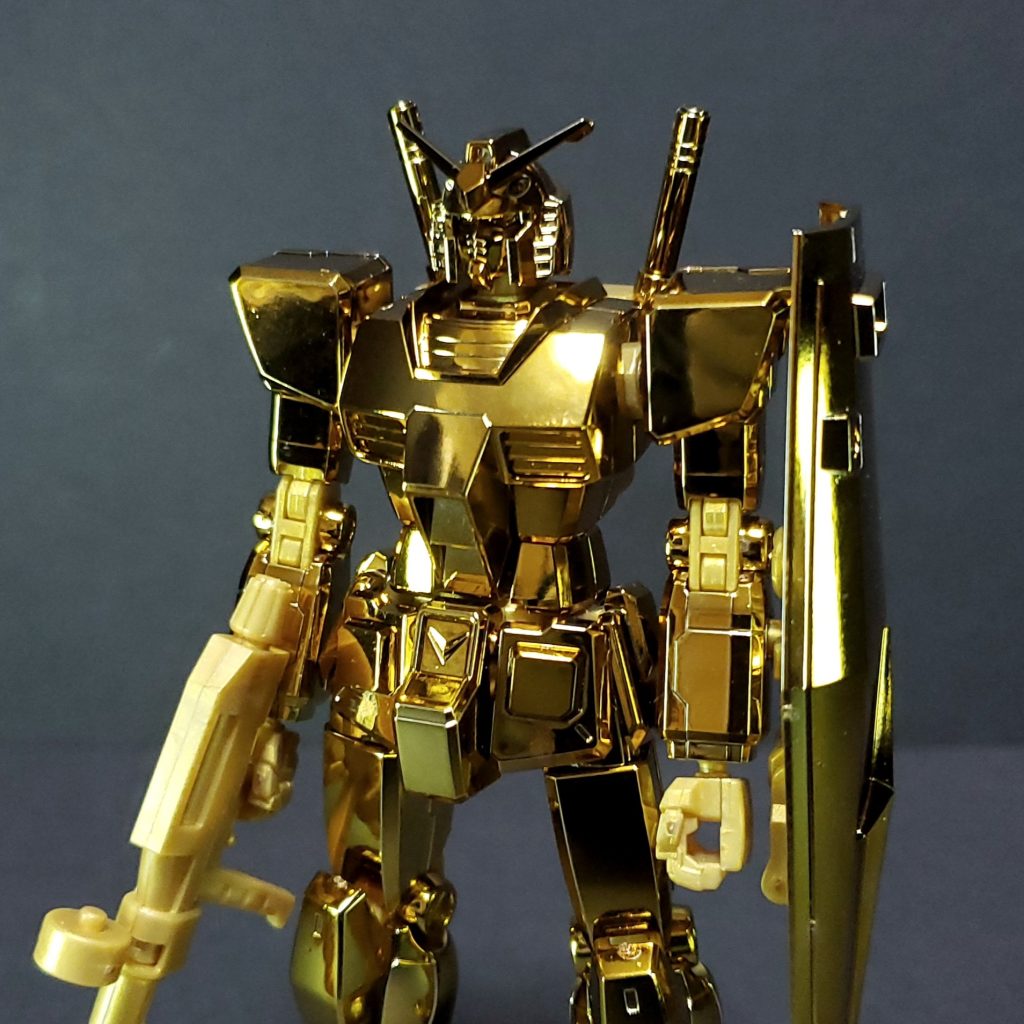 通常カラーのカメラアイやカメラのシールも付いていましたがメッキの統一感が無くなるため貼りませんでした。アンダーゲートではないので、目立つカット跡はガンダムマーカーホワイトゴールドで補修塗りしています。また、指紋がつかないように組立中は手袋してました。