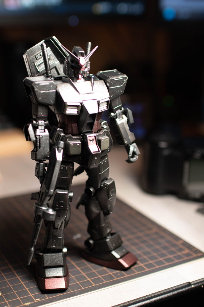 すべてメタリックながら色を変えることでファーストガンダムのイメージを崩さないように塗装してみました。