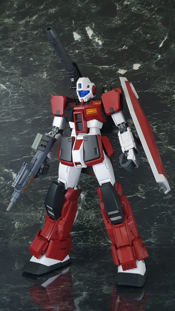 《改造点》&nbsp;【頭部】MG ジムコマンドそのまま！バイザーのみレジン複製し、クリアブルーに変更！&nbsp;【胴体】色分けに伴い分割！左側はジムスナイパーⅡの余剰パーツを使用！【脚部、腰部】MG ガンダムストームブリンガーをベースにしつつも、ヒザアーマーをスナイパーⅡのに変更。左右の追加スラスター(？)の排除を実施。腰部アーマーも改造 【武器】MG ストームブリンガーをベースに、キャノン砲の銃口付近を改造。印象を変え、バックパックの取り付け位置をかなり下方に修正した。