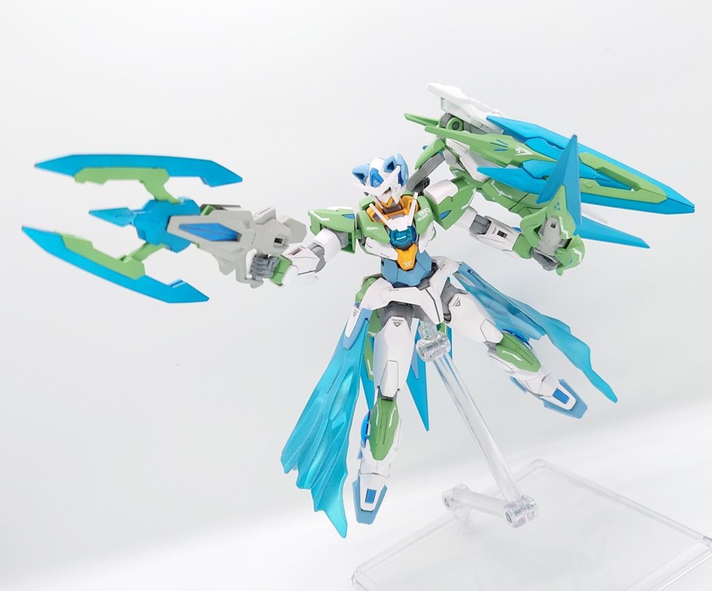 GNスピアライフル新たに追加した携行の高火力ライフル。展開時にはトランジェントのGNパルチザンと同様の極太ビームを放つことができる。収納時は斬撃用の近接武装としても使用できる。