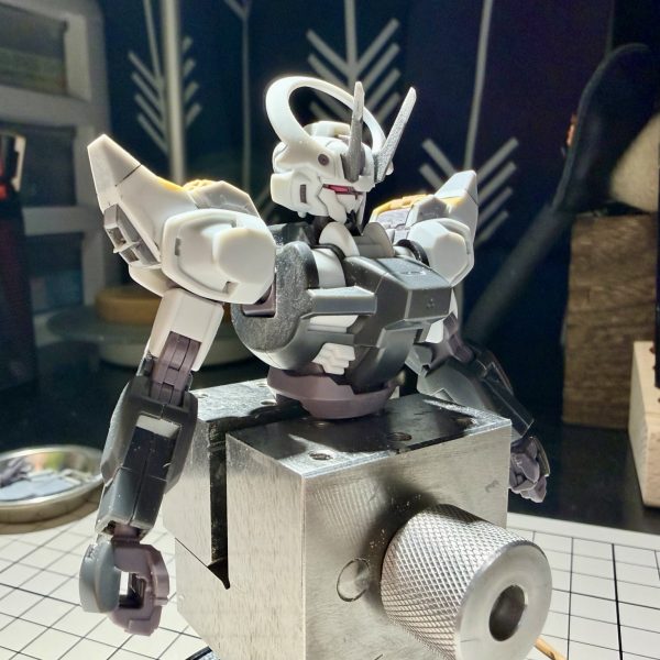 あまり大きな進展はなく、相変わらず肩まわりをいじっています。 メカっぽいディテールを少し追加して、さらに側面には噴射口を2つ作りました。 ちょうどいいサイズの改造パーツがなかったので、自作で2つ作ることに。どうしても完全に同じ形にはならず、左右でほんの少しサイズに差があります。(gundam-kao5)（2枚目）