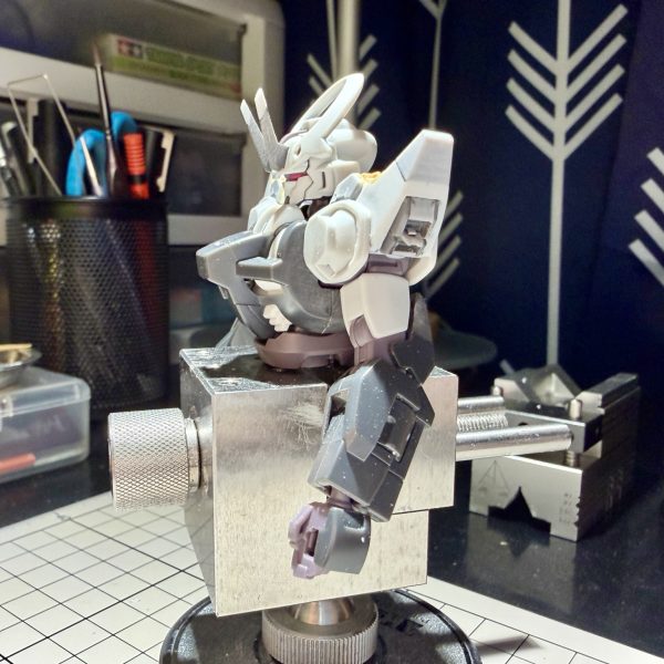 あまり大きな進展はなく、相変わらず肩まわりをいじっています。 メカっぽいディテールを少し追加して、さらに側面には噴射口を2つ作りました。 ちょうどいいサイズの改造パーツがなかったので、自作で2つ作ることに。どうしても完全に同じ形にはならず、左右でほんの少しサイズに差があります。(gundam-kao5)（3枚目）