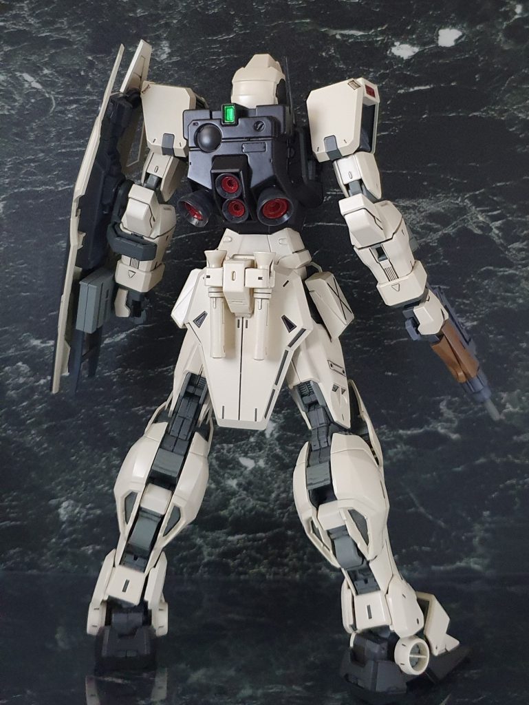 珍しく後ろ姿。SEED系のキットでまとめたので、ジムコマンドのまんまの肩がちょっと浮いてる…