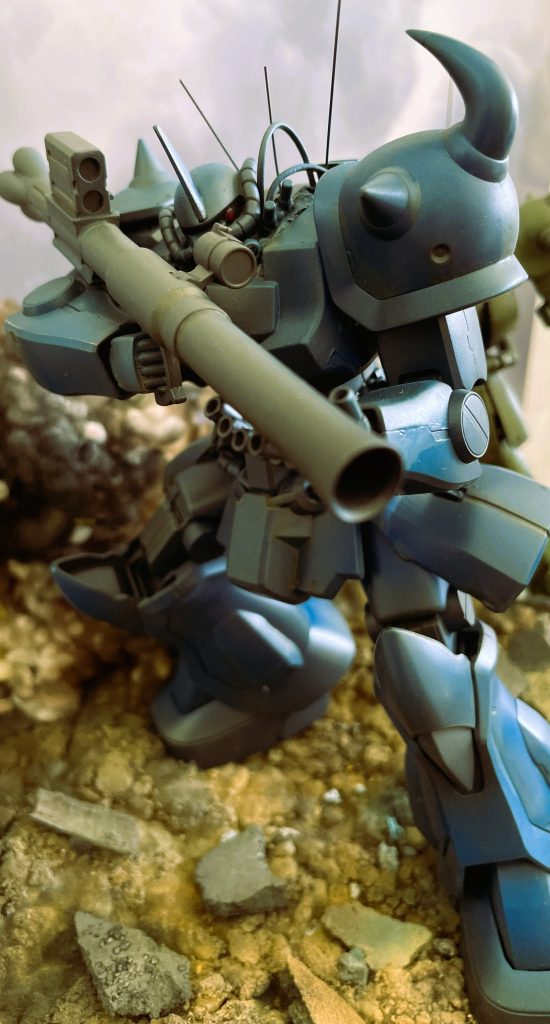 バズーカはORIGINシャア専用ザクから拝借しました。ジャーマングレーの下地にインディブルーを重ねています。インディブルーはグフの設定色に非常に近い色合いであることを再認識しました。ウェザリングカラーのラストオレンジとグラウンドブラウンで軽めのウェザリングを入れています。