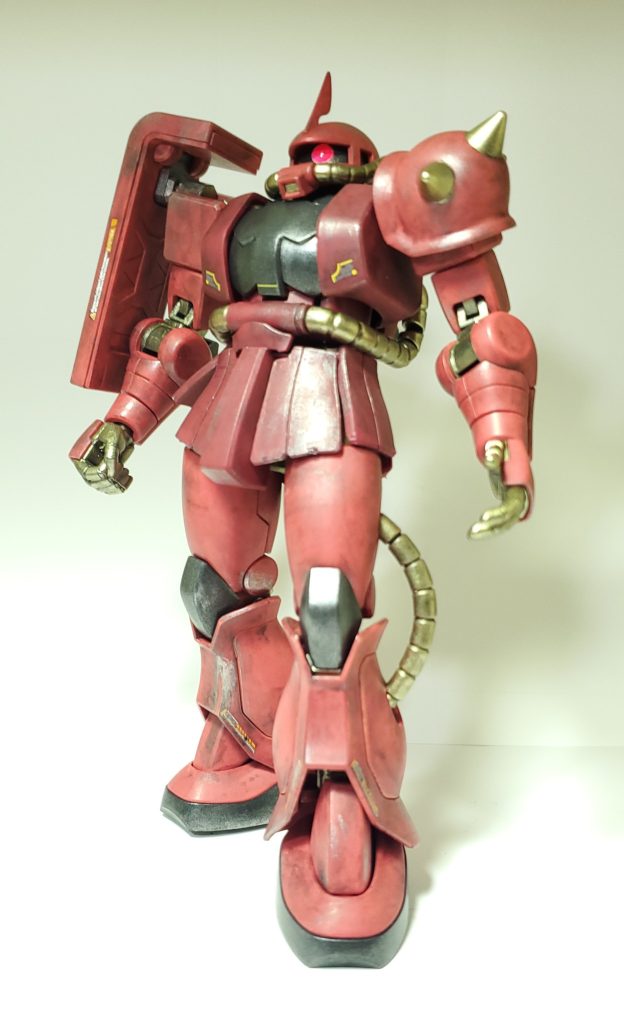 「 シャア専用なのに汚れてるのか…」という葛藤も感じながらアクリジョンのシェイドブラックで汚しました。しかし汚してみたところ…せっかく塗り替えたボディの赤系色が、思っていたほど効いていないような気もしました。