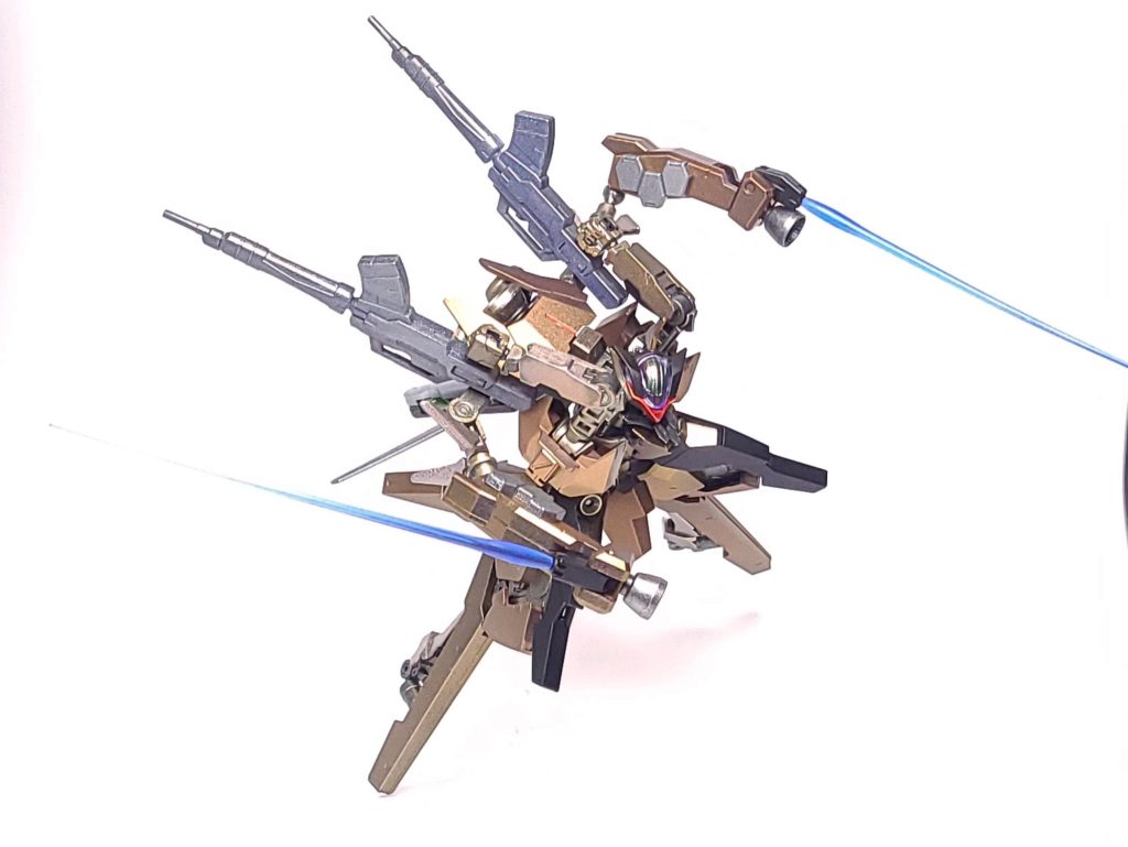 ブースターユニットはアームで接続されており、ビームサーベルの発振が可能。近接戦闘時に邪魔なライフルは腕ごと跳ね上げます。ACシリーズの武器腕にこんな感じの変形機構があった気がしたので参考にしました。