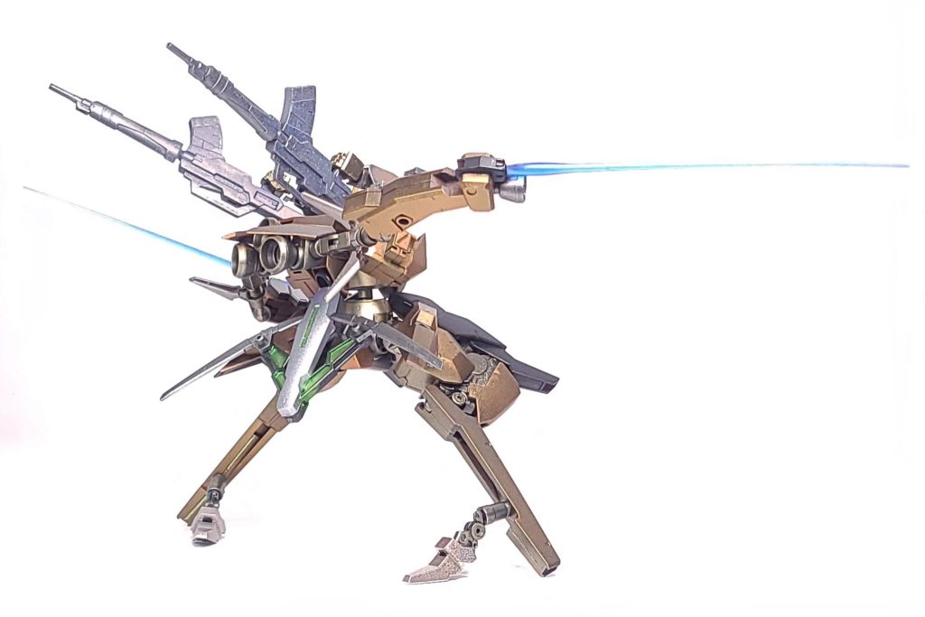 腰部後方のユニットは元フェーズドアレイキャノンの基部であり、展開して自身のパーメットスコアをブチ上げる機能を持ちます。要はリミッター解除。