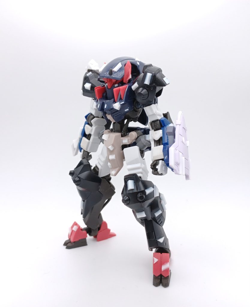 塗装前になりますガンダムグレモリーをベースにガンダムフレームで余っていたパーツを組み合わせてますチョコチップ感を出すために3角棒や角棒を使って凹凸を増やしてます