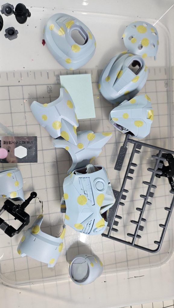 マスキング途中。ハイキューパーツの丸のマスキングシートを使用。