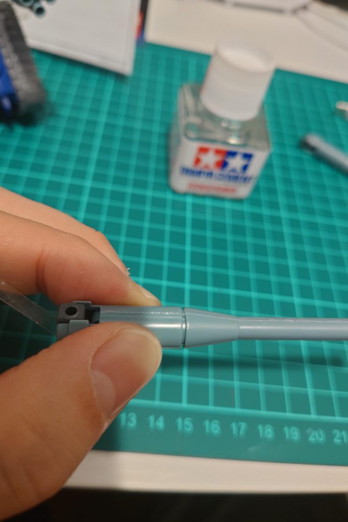 ムニュッとはみ出す合わせ目消し🫠昔のキットは合わせ目多いですからねぇ〜練習にはいいかも😀