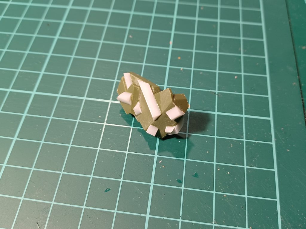 ガントレットは後から作りましたグレイズの余ったパーツを切り貼りしてそれっぽくして三角棒で凸を増やしました