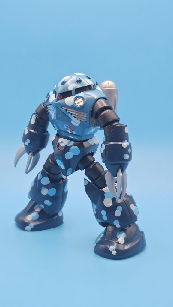 モノアイとジオンマークは赤で統一し、色数が増えないようにしました。