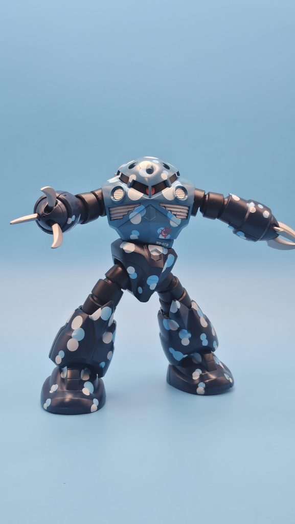 背景を水色にしましたが、カモフラージュされていませんね(笑)下の方には小さいバブルを、上に行くにつれて大きなバブルを配置しました。色違いのバブルを重ね、奥行きが感じられるようにしました。水色は水面を、ネイビーは深海をイメージ。