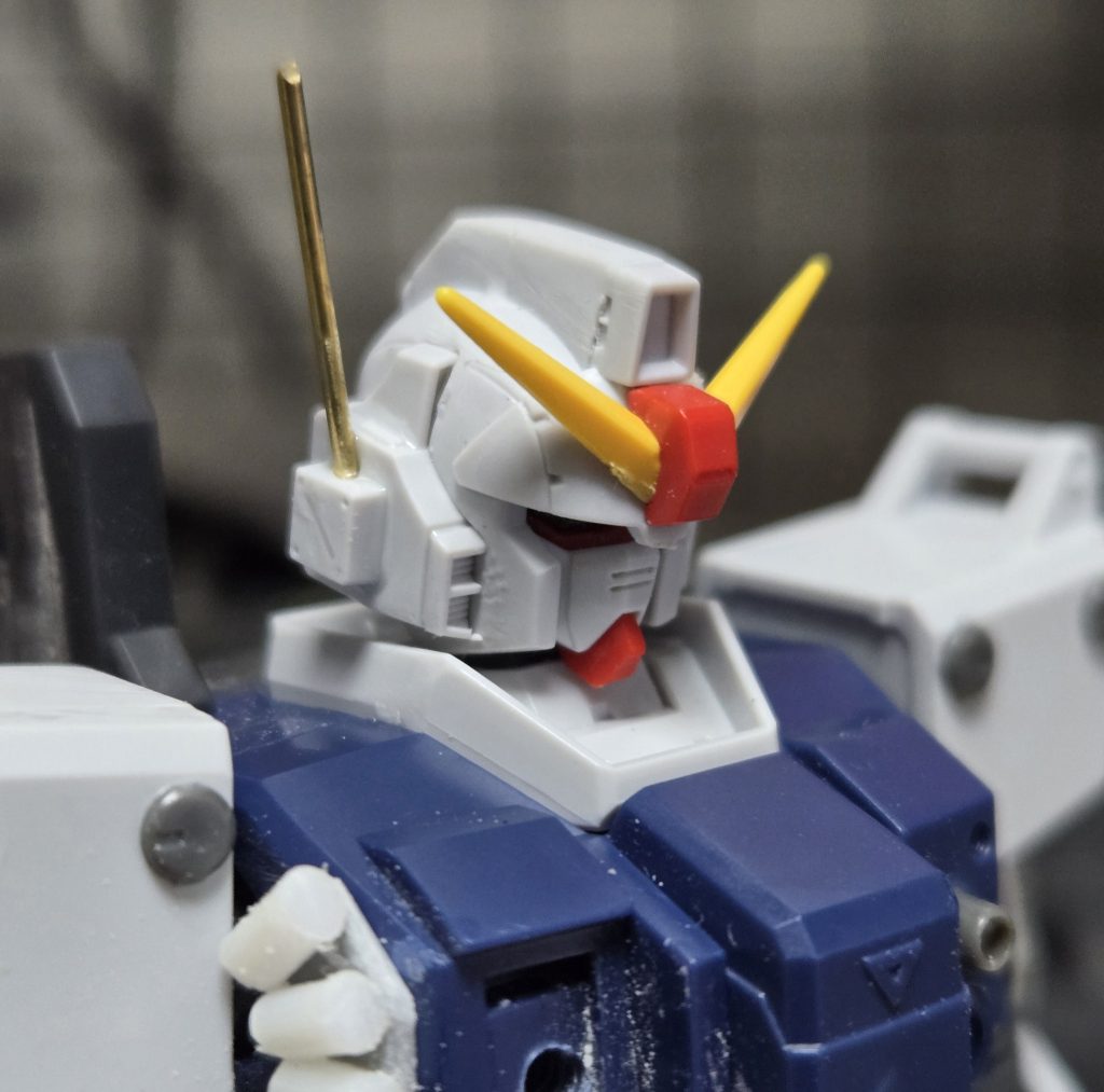 0.8ミリの真鍮線を用意して、ピンバイスで穴を空けて接着。この際、真鍮線を軽く不要なニッパーなどで傷をつけてから接着すると瞬間接着剤でも簡単かつ強靭に接着することができます！