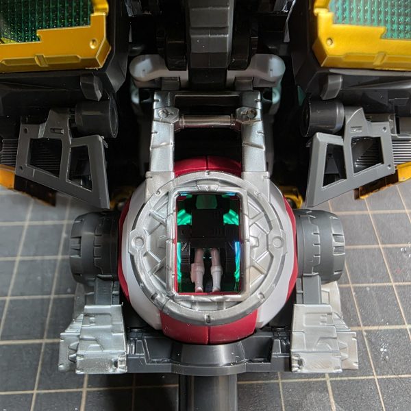 コックピットの発光部分です。無加工で磁気スイッチLEDモジュールが入ります。両面テープで張り付ければ完了です。（2枚目）