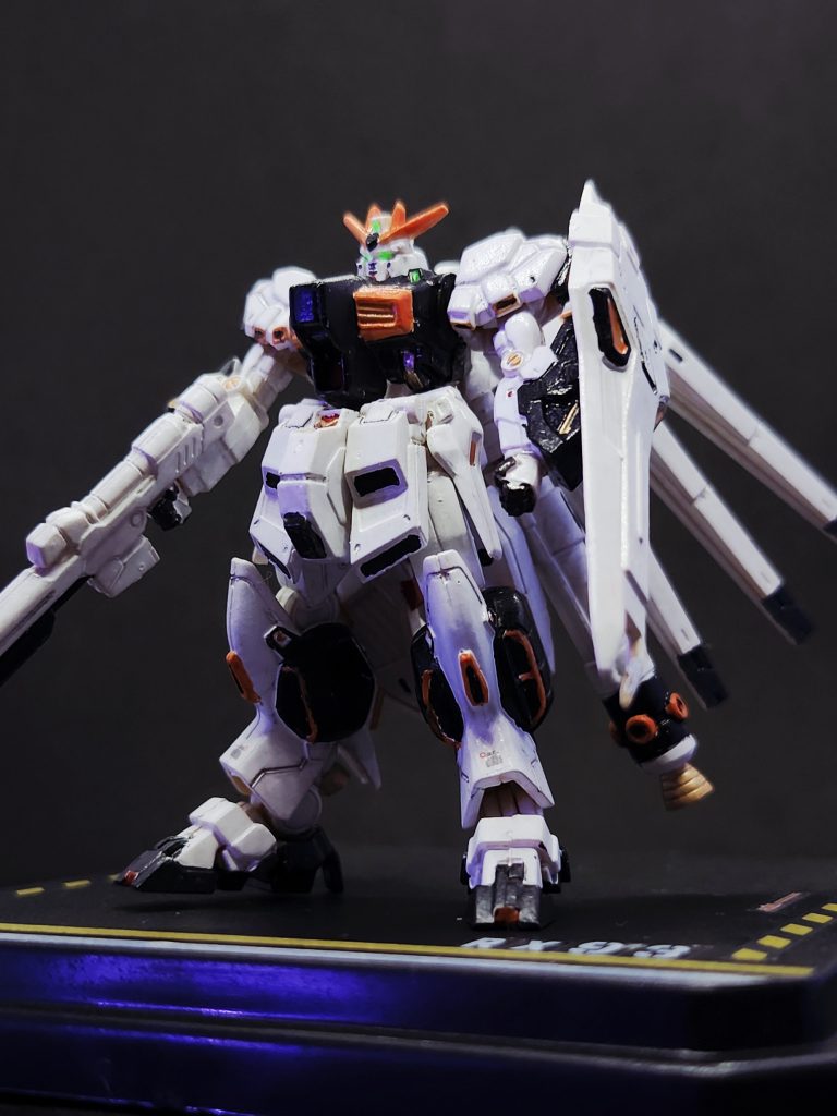 白黒オレンジってだけでνガンダムが頭に浮かびますよね。煉獄さんとか。100均のケースにシールペタペタ貼ってます。