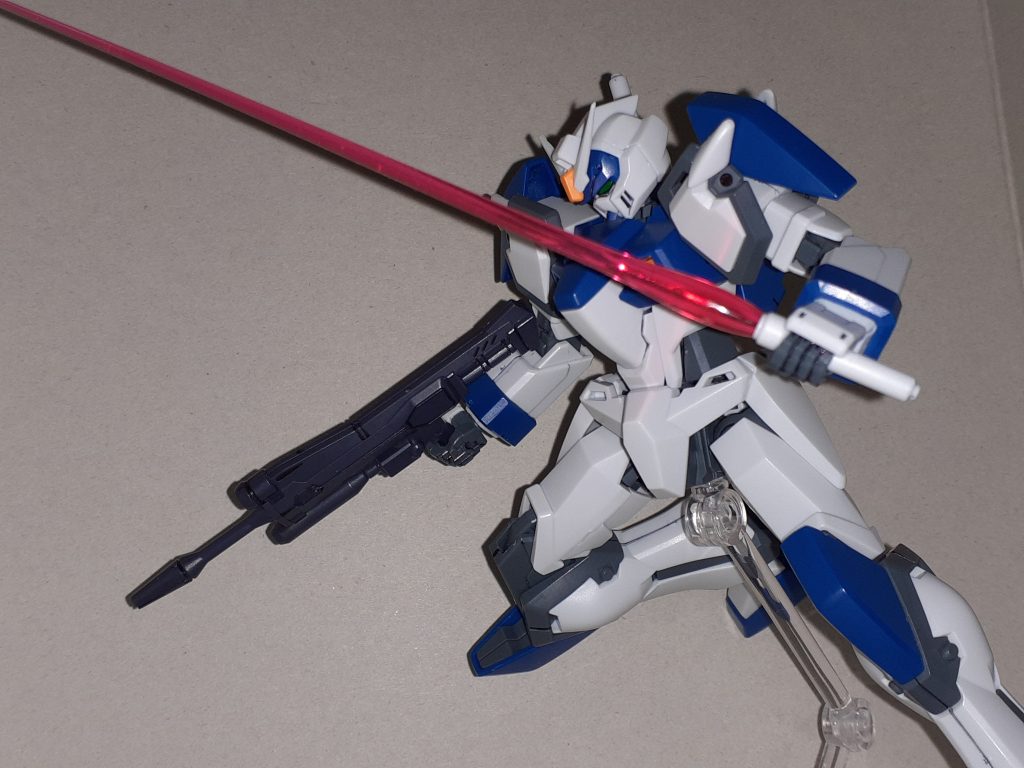 SEEDアクションシステムで可動域はばっちりですが、アサルトシュラウドを付けると肩回りはきつくなります