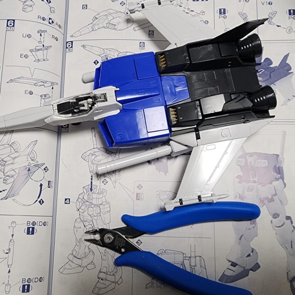 とりあえず残るはフルバーニアンにするだけです!!しかしコア・ファイターの時点でマイニッパーと比べてもデカすぎですね🤣（3枚目）