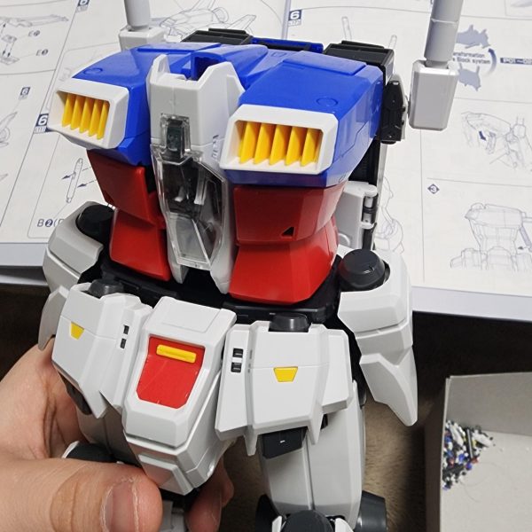 とりあえず残るはフルバーニアンにするだけです!!しかしコア・ファイターの時点でマイニッパーと比べてもデカすぎですね🤣（4枚目）